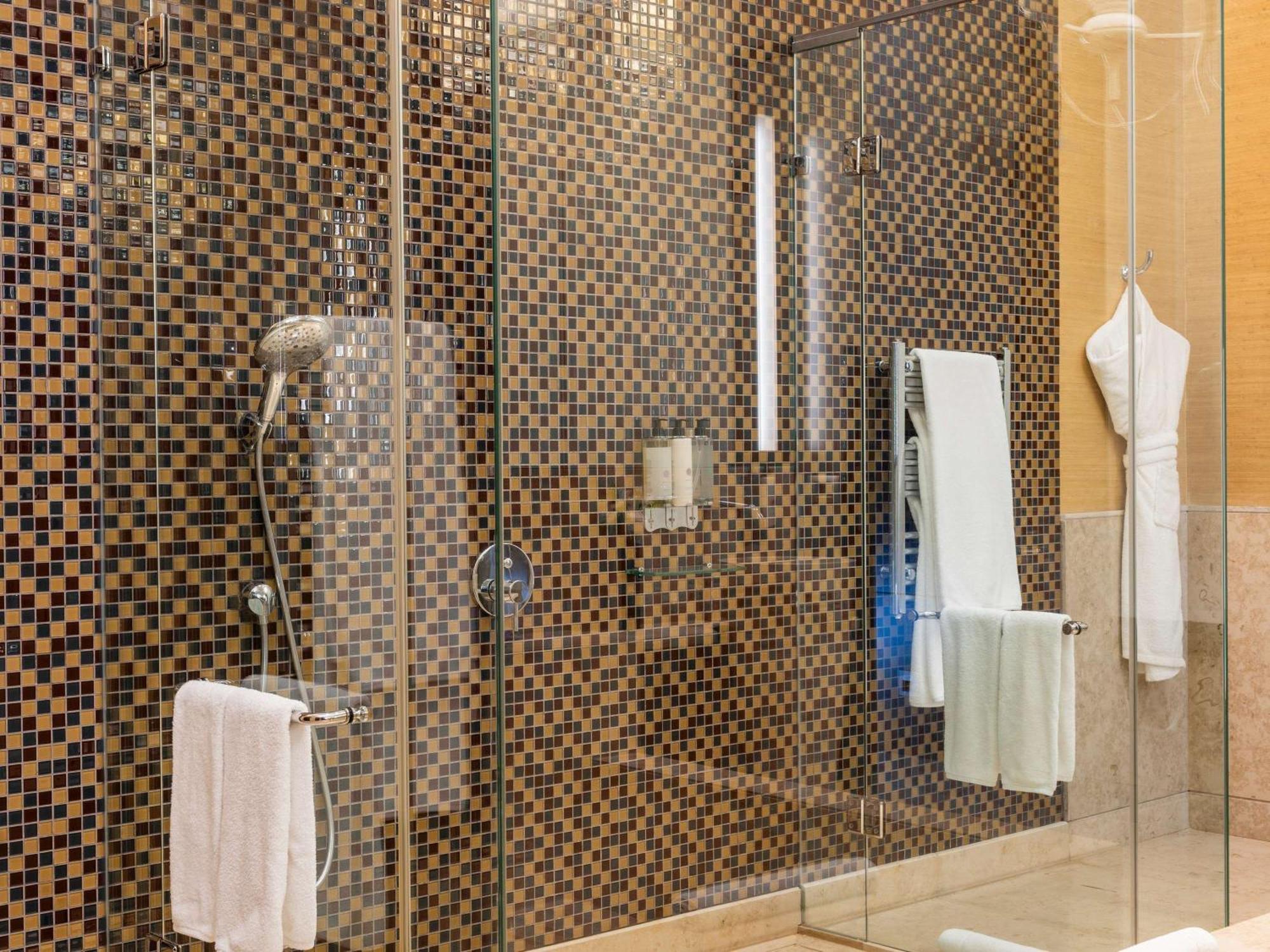Sofitel Montevideo Casino Carrasco & Spa Exterior photo A shower with a sliding door