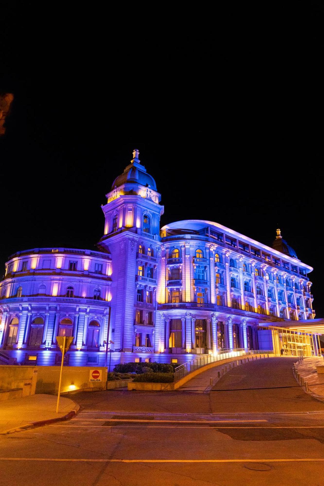 Sofitel Montevideo Casino Carrasco & Spa Exterior photo The hotel at night